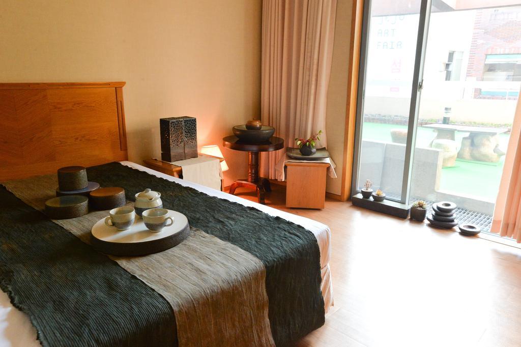 Daedong Hotel Jeju Quarto foto